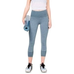 Lululemon Women’s Size 2 Washed Moon Blue Lululemon Wunder Under Crop Leggings